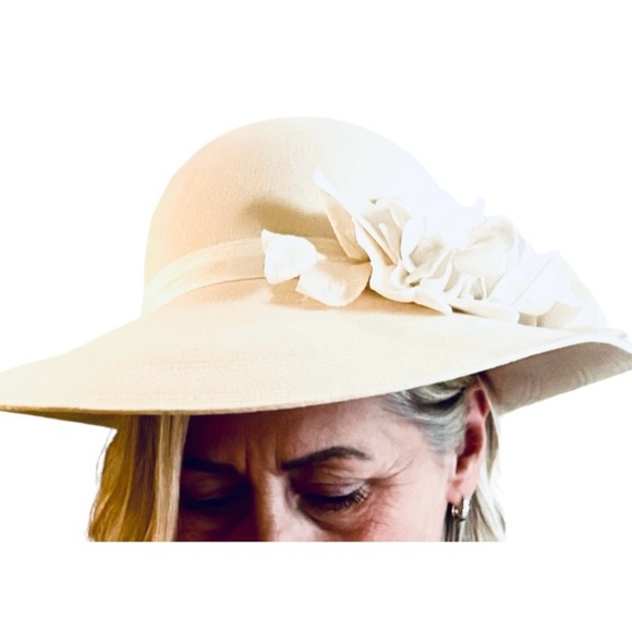 Creamy white brimmed dressy  hat. Floral accent. 100% wool. Made in England - Picture 4 of 11